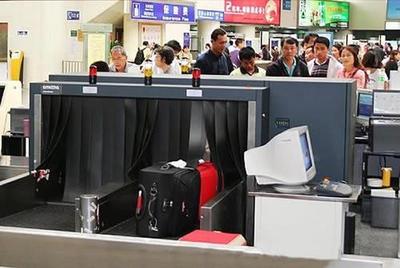 白酒安检闹剧 一饮而尽的“豪气”与规则意识的缺失