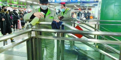 地铁安检设备每小时消毒一次